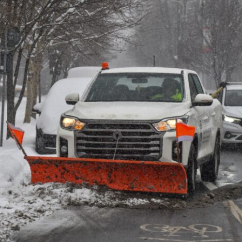 Peste 350 de muncitori au curățat străzile din Sectorul 6