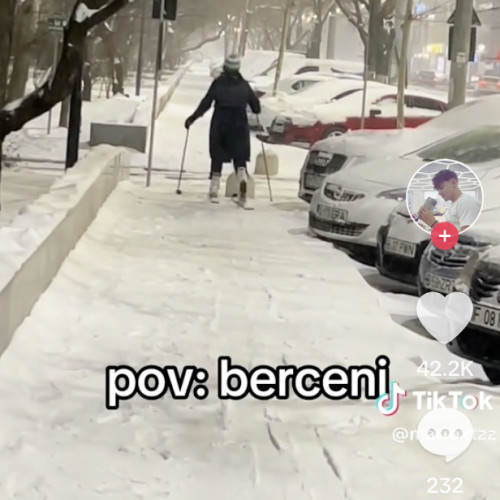 Femeie surprinsă schiind pe trotuar în Berceni