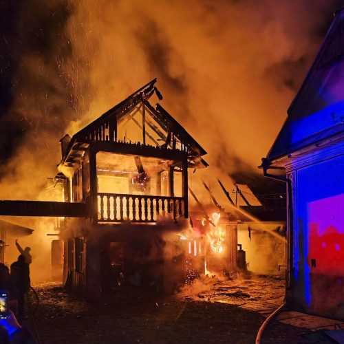 Incendiu într-o gospodărie din Bistrița-Năsăud, locuințele din apropiere au fost salvate