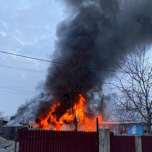 Incendiu în Roznov: O bătrână a suferit arsuri