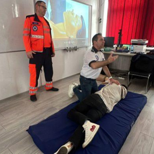 Curs de prim ajutor pentru elevii Colegiului Economic "Octav Onicescu" din Botoșani
