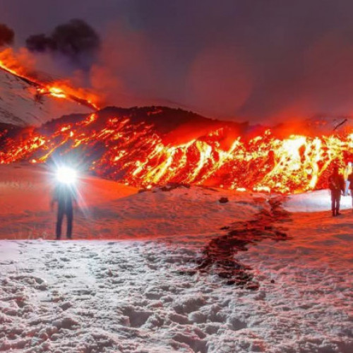 Eruptiile vulcanului Etna atrag turiști, dar blocajele de trafic pun vieți în pericol
