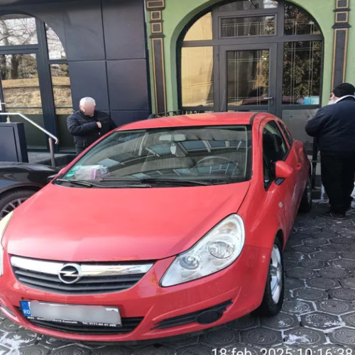 Șoferiță din Botoșani blochează intrarea unui magazin din Iași