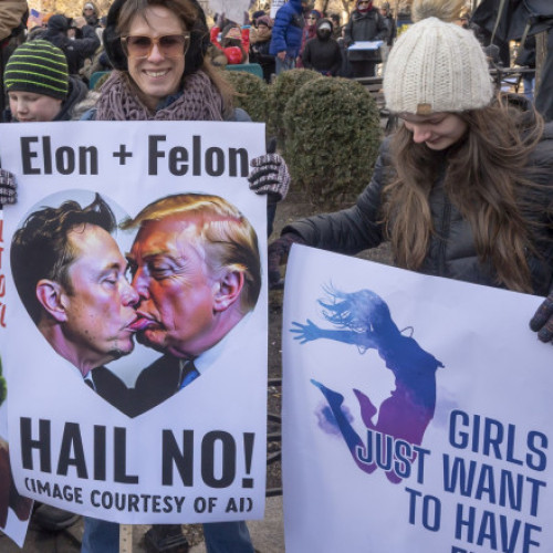 Donald Trump îl laudă pe Elon Musk pentru implementarea decretelor