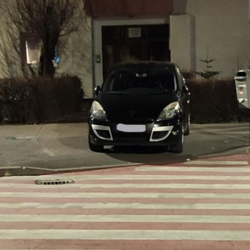 Un sofer din Cluj a parcat pe trotuar, starnind amuzamentul trecatorilor