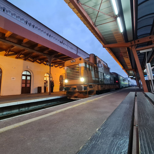 Prădat de un individ în timp ce aștepta trenul