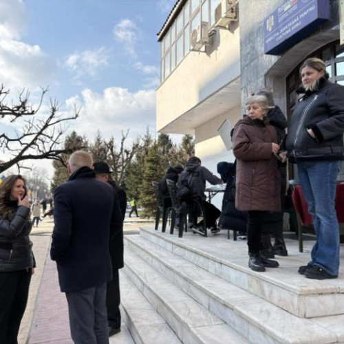 Elevi de clasa a VIII-a, aduși să deseneze în frig de Ziua Brâncuși