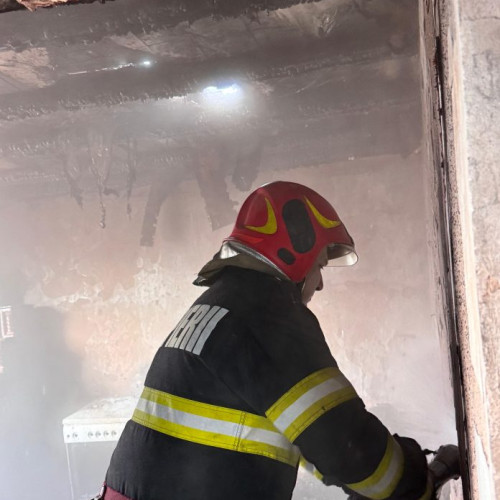Incendiu la o locuință din comuna Bârsesti, pompierii intervin