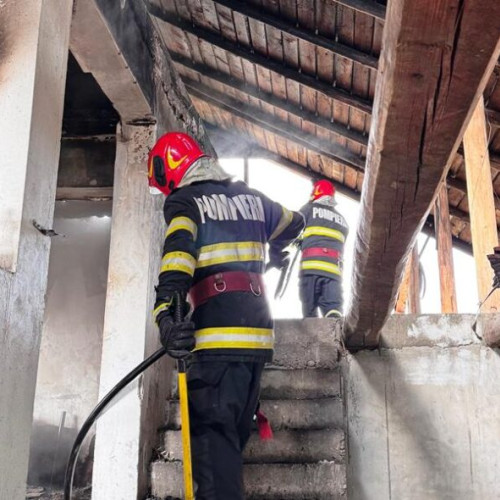 Intervenție a pompierilor la un incendiu în comuna Bârsesti