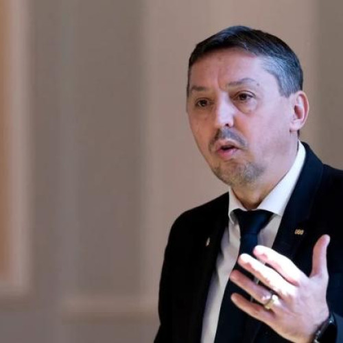 Daniel David, ministrul educației, propune limitarea utilizării telefoanelor mobile în școli