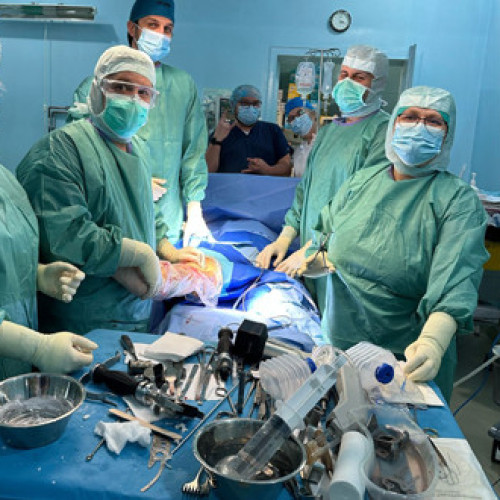 Spitalul Municipal Toplița realizează prima intervenție de protezare a genunchiului