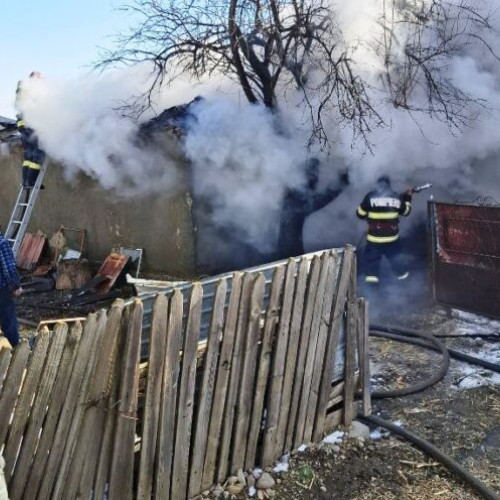 Incendiu la o casă din Odobești, pompierii intervin rapid