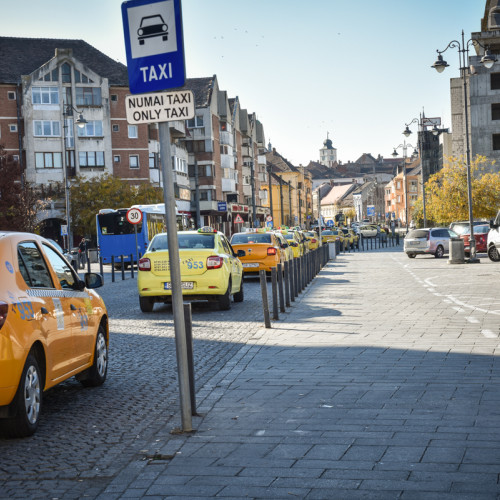 Taximetriștii din Sibiu solicită reglementări mai echitabile față de Uber și Bolt
