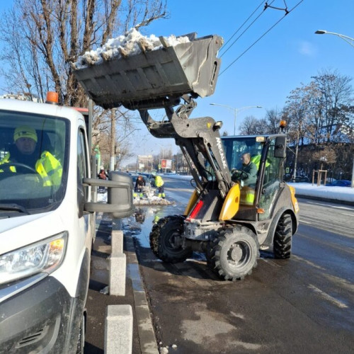 Primăria Sectorului 6 colectează zăpada acumulată pe străzi