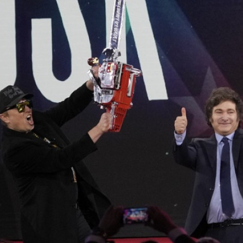 Elon Musk primește o drujbă de la președintele Argentinei la o conferință conservatoare