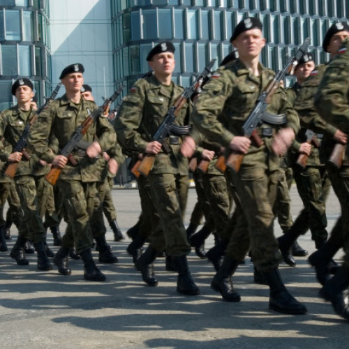 Majoritatea polonezilor se opun participării soldaților în Ucraina