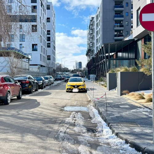 Circulația rutieră se desfășoară pe strada Cpt. Aviator Alexandru Șerbănescu