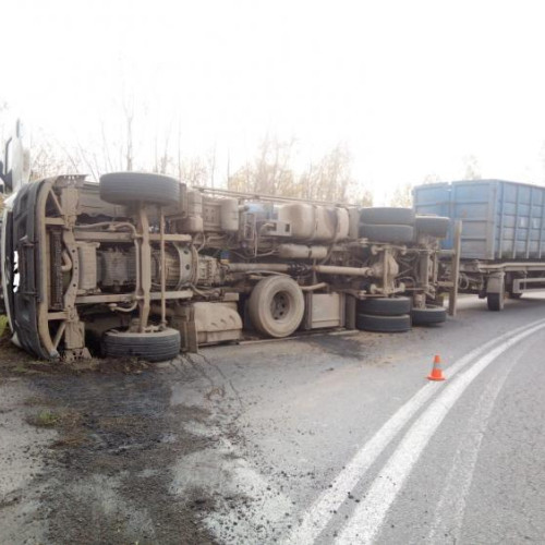 Autocamion răsturnat blochează circulația pe DN 1C