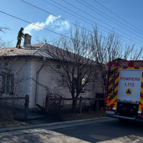 Trei familii din Botoșani au fost salvate de pompieri după un incendiu