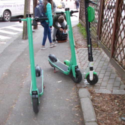 Probleme pentru pietonii din Cluj: Trotinete abandonate pe trotuare