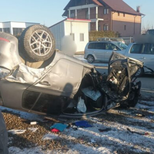 Tânăr răsturnat cu mașina după ce a derapat într-o curbă