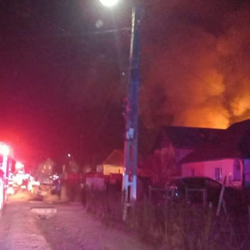 Incendiu la Bistrita: Pompierii intervin pentru salvarea unui bărbat