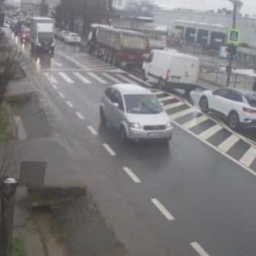 Trecător plictisit sparge aparatul semaforului din Baciu