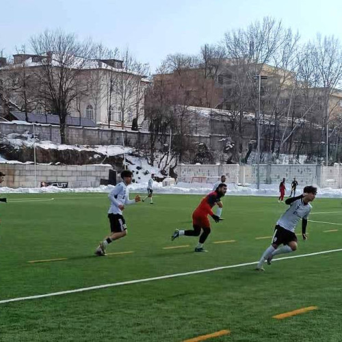 Urban Titu obține o victorie convingătoare înainte de meciurile oficiale