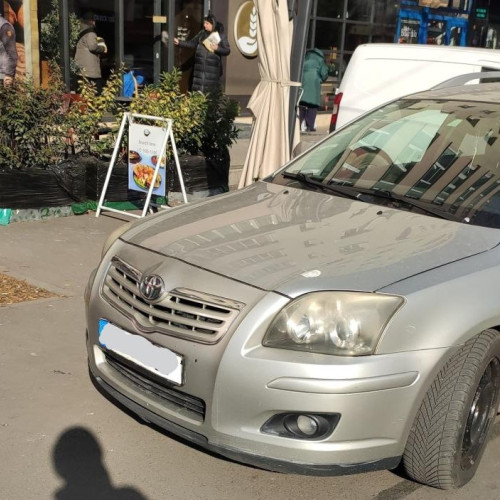 Un șofer din Cluj-Napoca a parcat pe trotuar, blocând circulația pietonilor