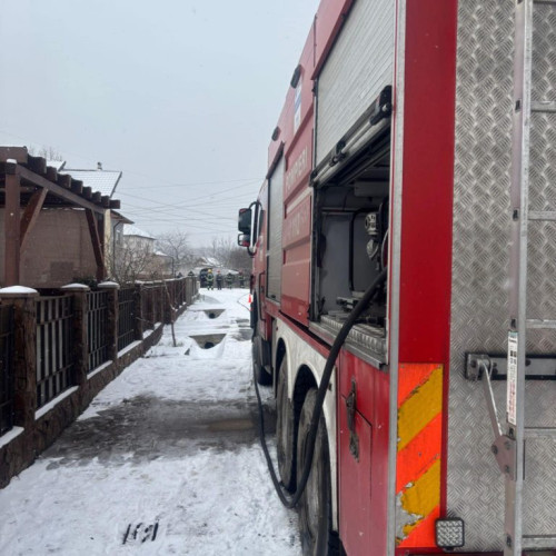 Incendiu devastator la Novaci: un bătrân grav rănit