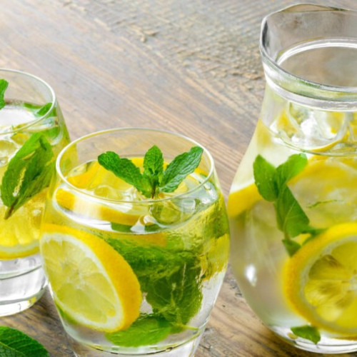 De ce să bei apă cu lămâie dimineața?