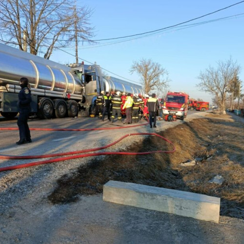 Coliziune între două autocisterne pe DE 85, la Vadu Moldovei
