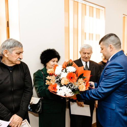 Primarul orașului Titu sărbătorește dragostea cuplurilor dedicate