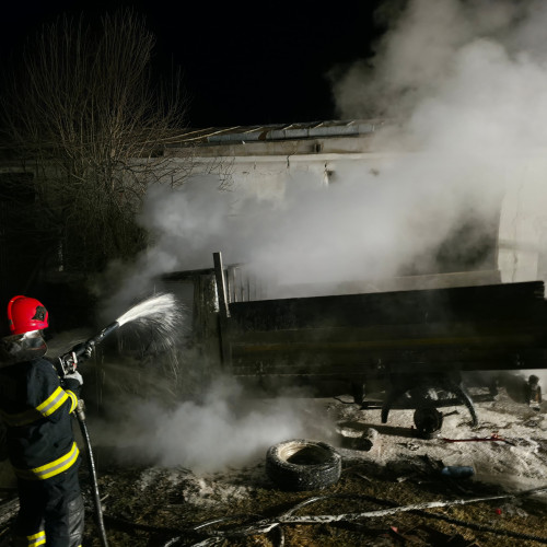 Incendiu în localitatea Frumușica: o autoutilitara a ars complet