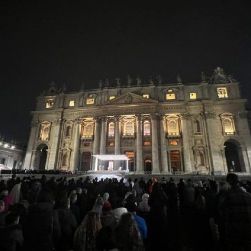 Mii de credincioși s-au rugat pentru sănătatea Papei la Roma