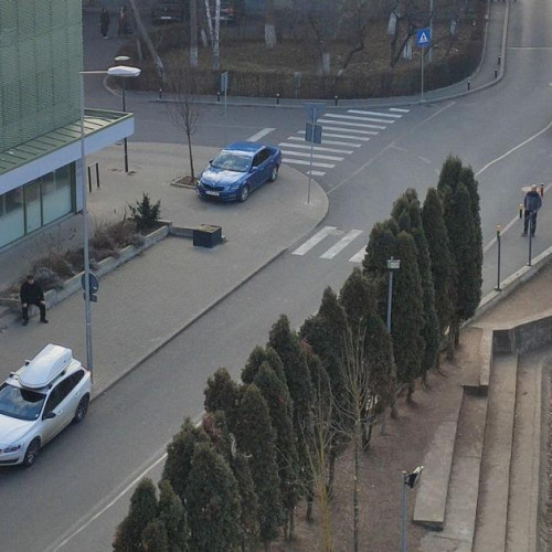 Trecerea de pietoni din Cluj-Napoca devine un pericol din cauza parcărilor necorespunzătoare