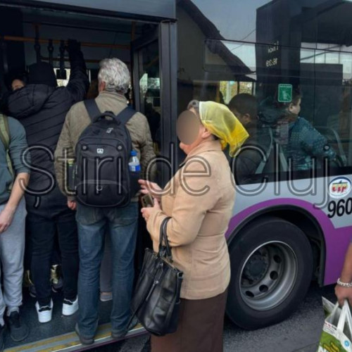 Clujeanca atrage atenția asupra comportamentului tinerilor în transportul public
