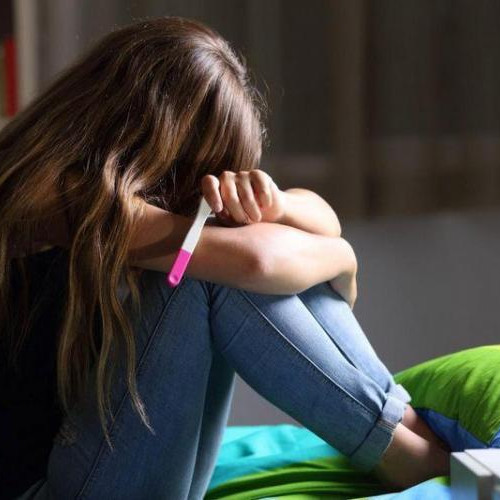 Fenomenul mamelor minore în România