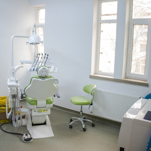 Inspectorii sanitari suspendă activitatea a două cabinete stomatologice la Botoșani