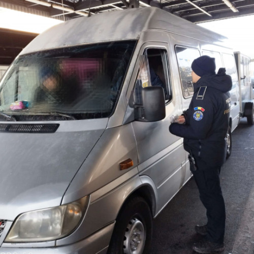 Neatenția la documente costă șoferii la frontieră