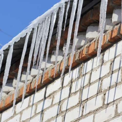 O tragedie în Chiajna: O femeie a murit după ce a fost lovită de gheață