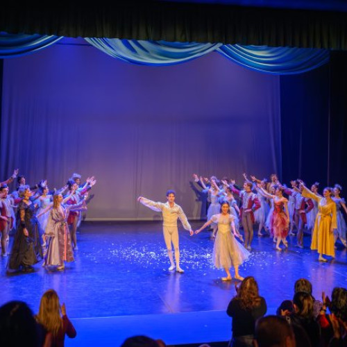 Teatrul de Balet Sibiu prezintă o montare captivantă a povestii Cenușăreasa