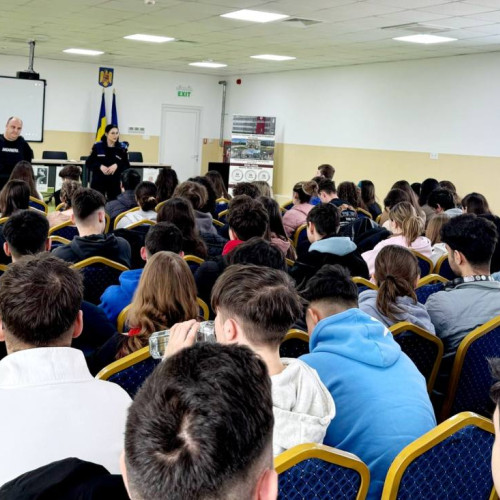 Jandarmii din Dâmbovița promovează educația civică în cadrul programului „Școala Altfel”