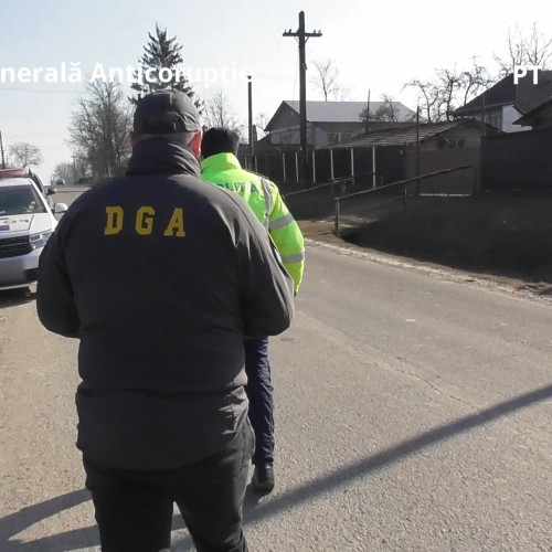 Doi șoferi din Botoșani, filmați încercând să mituiască polițiști