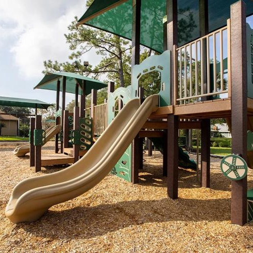 Loc de joaca pentru copii afectat de parcarea camioanelor