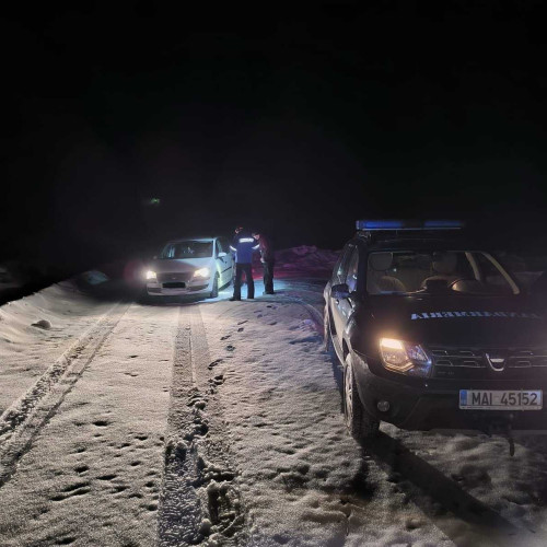 Jandarmii intervin pentru a salva o familie surprinsă de ninsori