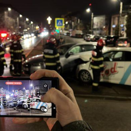 Accident serios în Botoșani: două autoturisme avariate într-un giratoriu