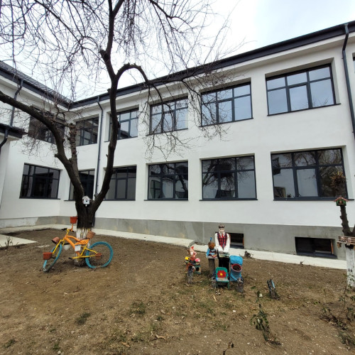 Primarul Cosmin Andrei a inspectat lucrările de renovare la Școala Gimnazială "Elena Rares"