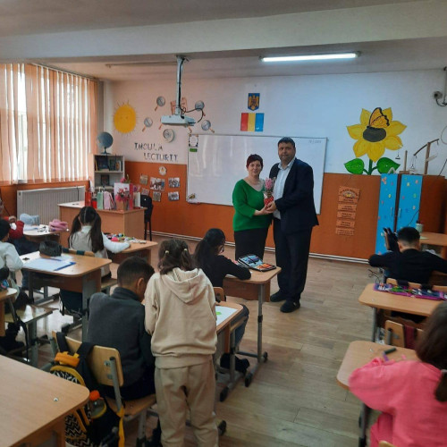 Primarul din Bucsani celebrează luna dedicată femeilor cu flori și mărțișoare
