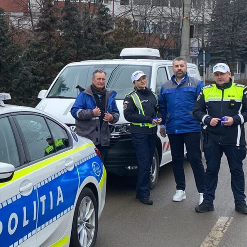 Polițiștii oferă mărțișoare în trafic de 1 Martie